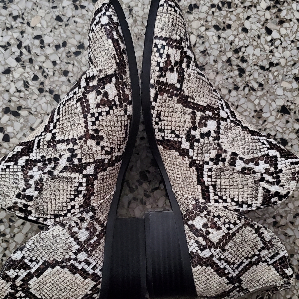 THIS ITEM IS AVAILABLE….Kenneth Cole Reaction booties boots